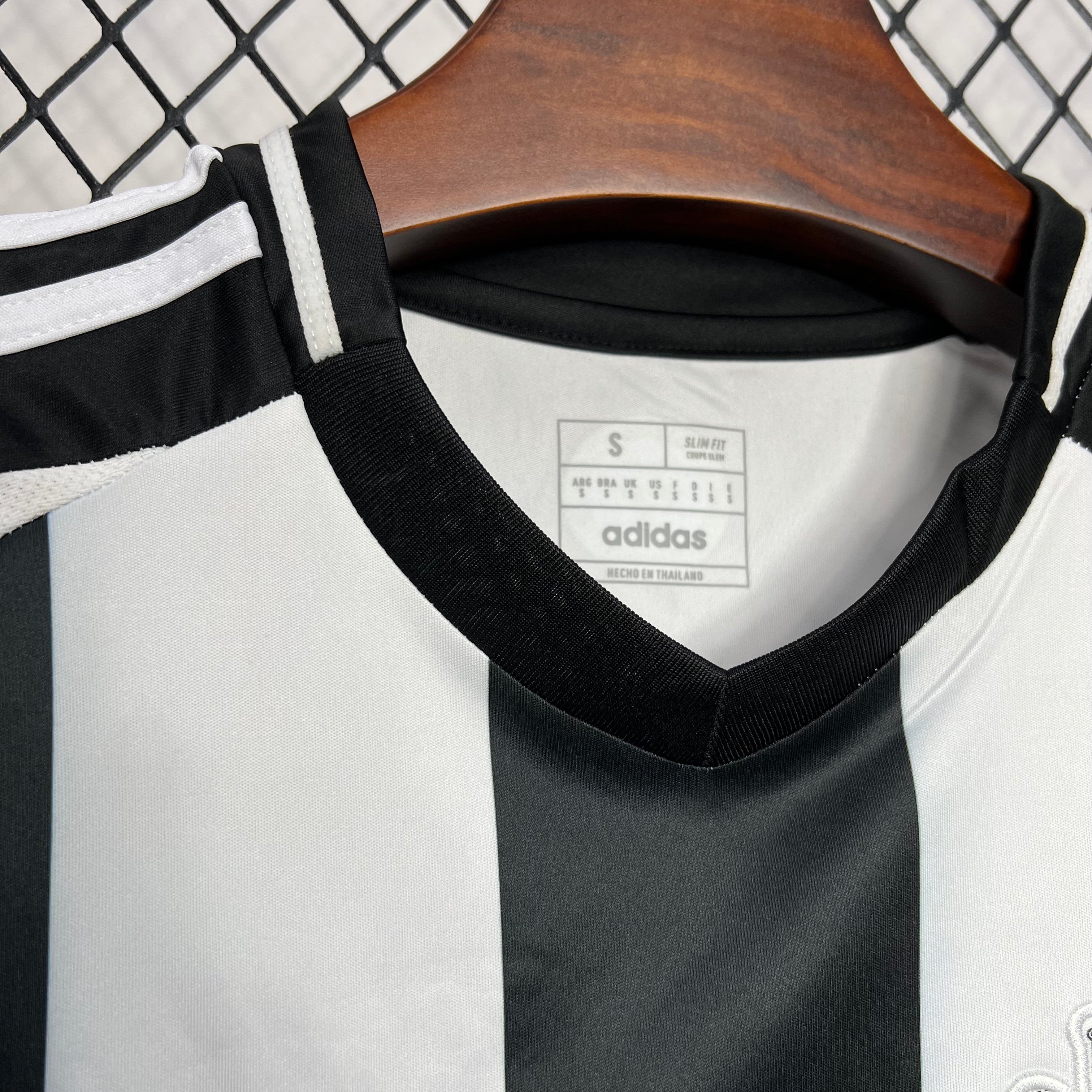 MAILLOT NEWCASTLE DOMICILE 2025