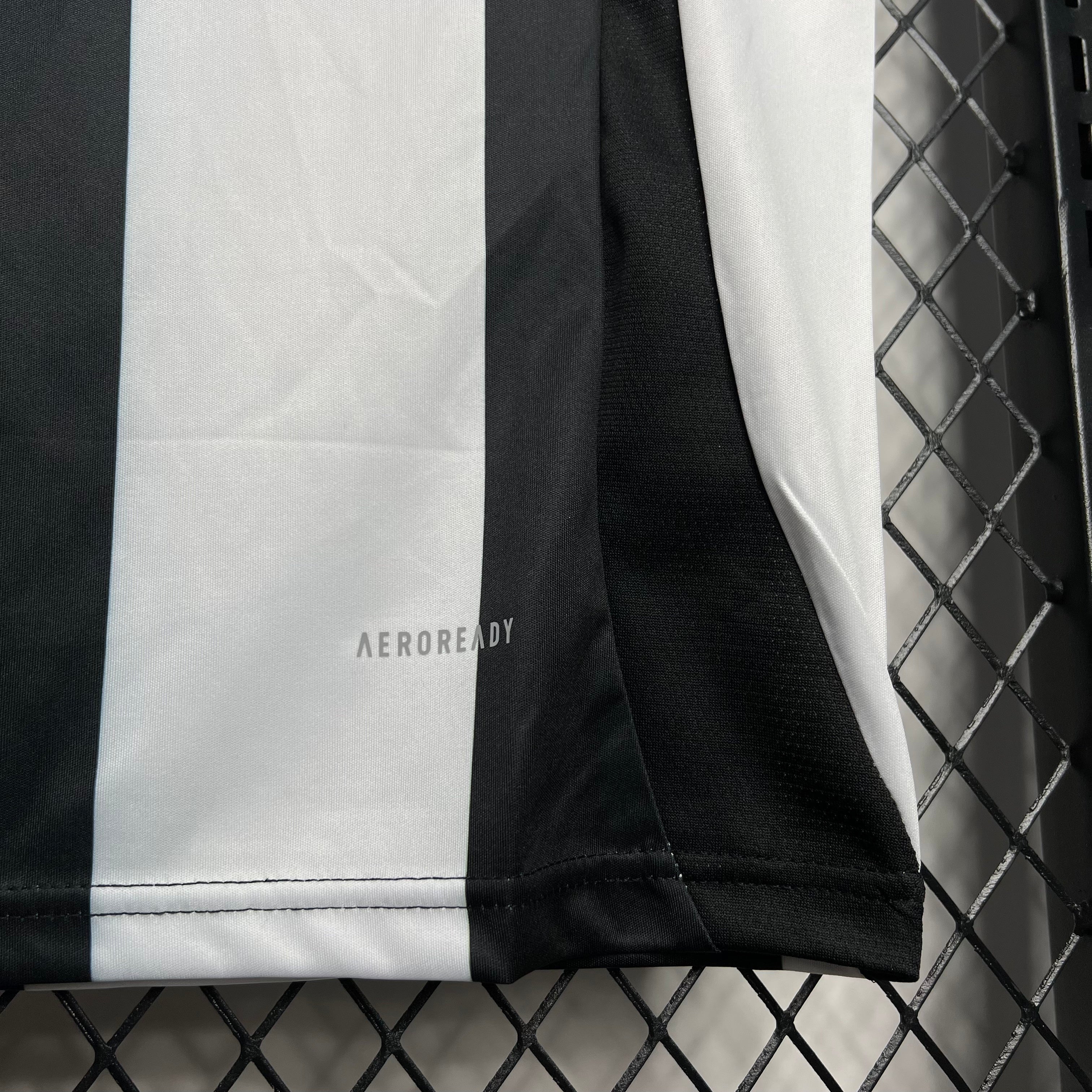 MAILLOT NEWCASTLE DOMICILE 2025