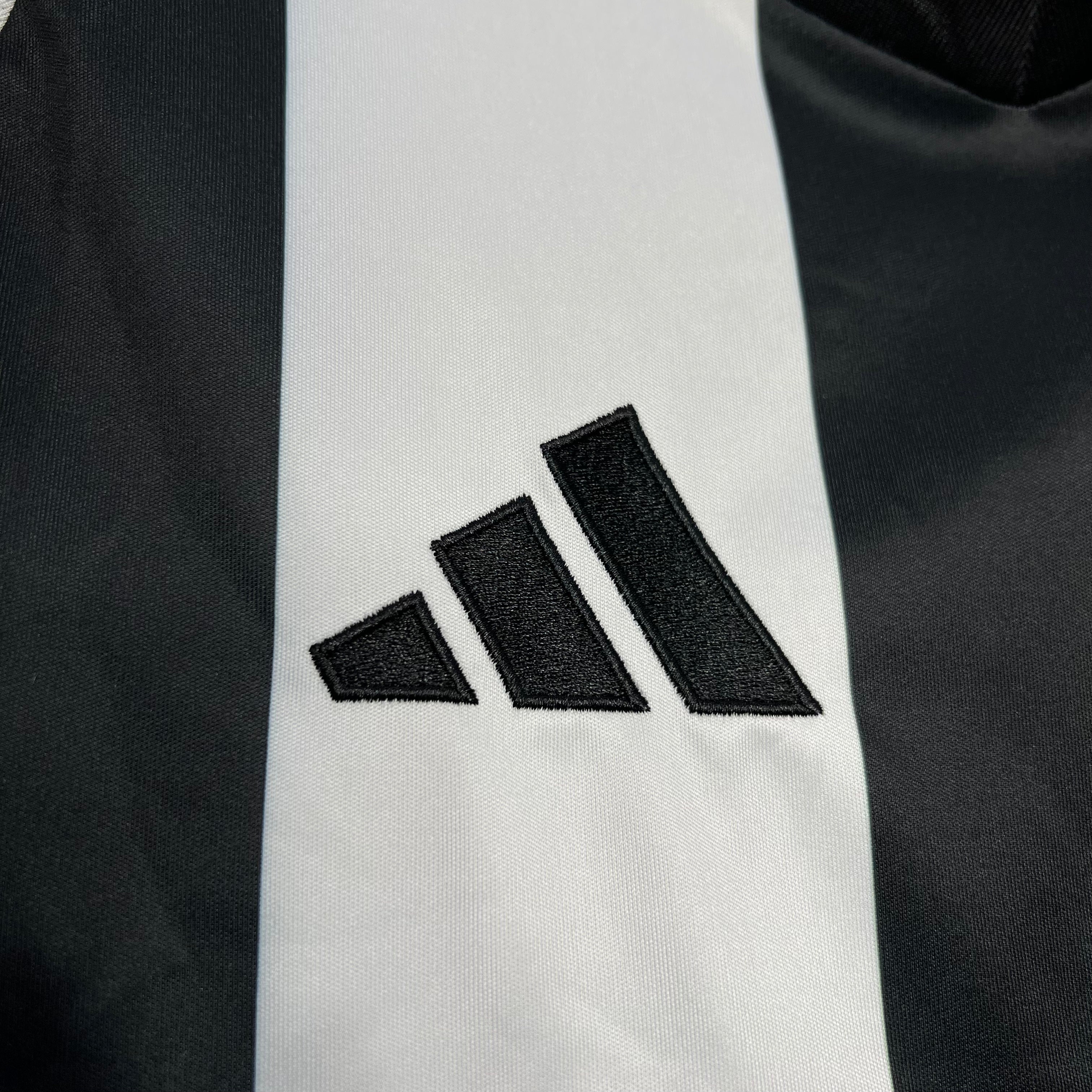 MAILLOT NEWCASTLE DOMICILE 2025